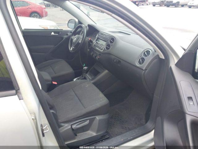 Volkswagen Tiguan S Image 4